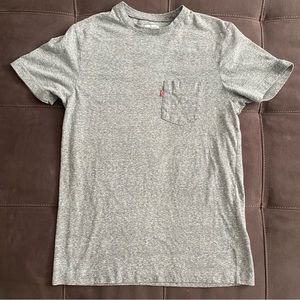 Levi’s Boys grey pocketed tshirt size S